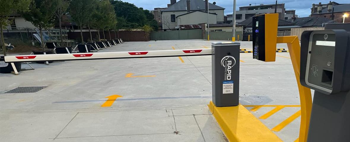 A Rapid Maxima boom gate with integrated payment system at the entry of a large car park.