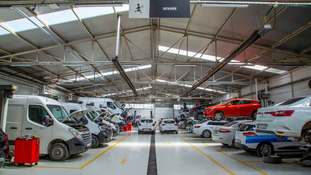 Vehicle workshop with multiple service bays