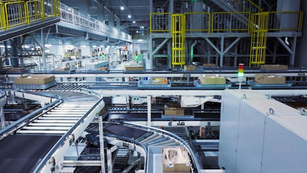 Automated conveyor system inside a distribution facility