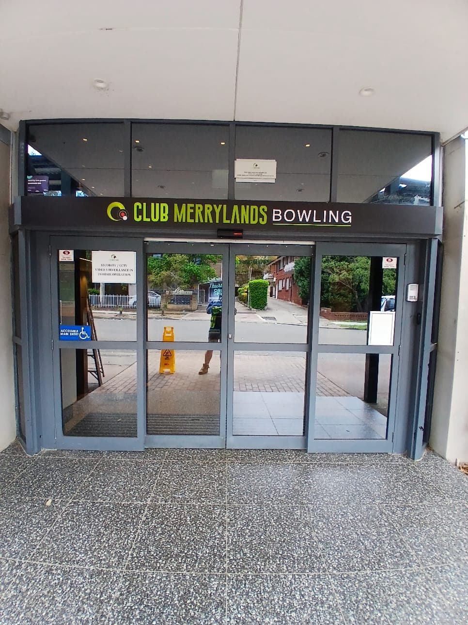 Automatic sliding entrance with an accessible main-entry sign