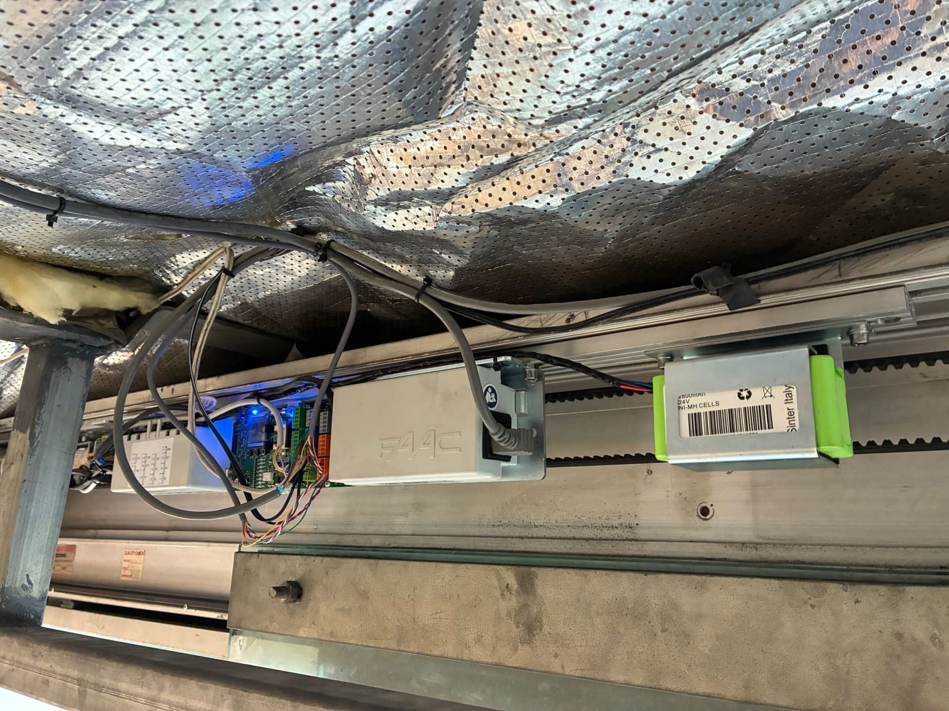 Automatic sliding door operator, control board, wiring and toothed belt inside an open header