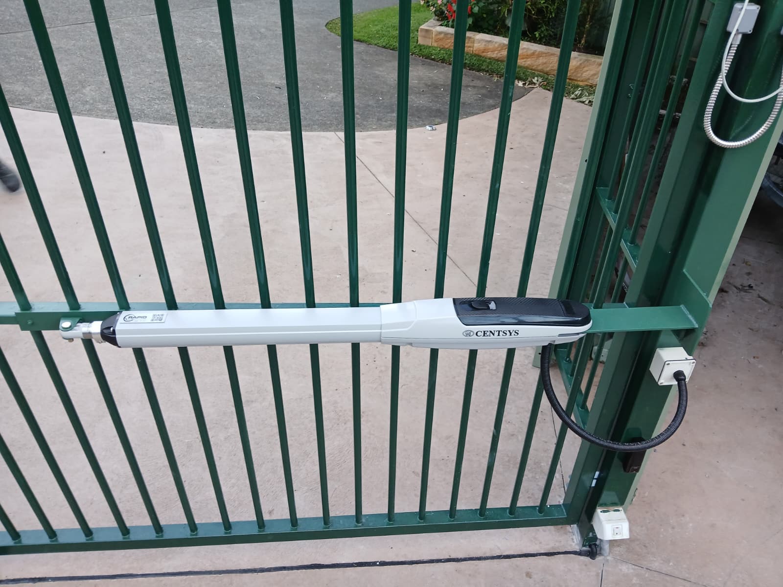Linear actuator and pivot geometry on a green automatic swing gate