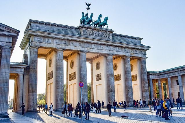 Cover Image for Famous Gates of the Modern World